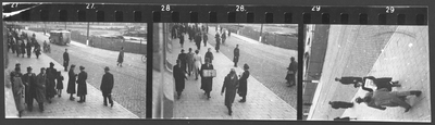 407242 Afbeeldingen van het verspreiden (colporteren) van de Zwarte Soldaat door de W.A. in het stationsgebied te Utrecht.